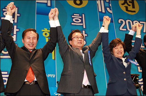 지난해 5월 21일 서울에서 열린 제3차 전국위원회에서 당시 이명박, 박근혜 한나라당 대선후보들과 함께 공정 경선을 다짐하며 손을 들고 있는 강재섭 대표.